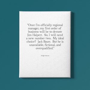 Pode incluir: Impressão em tela branca com texto preto sobre fundo azul-petróleo. O texto cita Dwight Schrute de The Office: "Assim que eu for oficialmente gerente regional..." A citação continua, discutindo a rebaixamento de Jim Halpert.