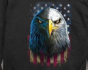 Può includere: Felpa con cappuccio nera con una piccola bandiera americana sul petto sinistro e una grande immagine di un'aquila calva con uno sfondo di bandiera americana sul retro.