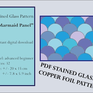 Peut inclure: Un motif de vitrail pour un panneau de sirène, avec un schéma de couleurs bleu, violet et bleu clair. Le motif est destiné à un projet d'environ 20 x 15 centimètres ou 7,8 x 5,9 pouces. Le motif est intitulé "PDF VITRAIL / FEUILLE DE CUIVRE".