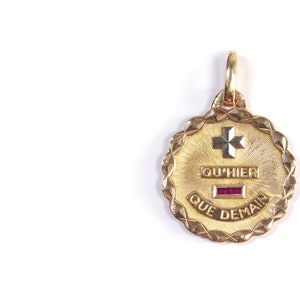 Medium-sized Augis Love medal in 18k gold, Alphonse Augis, French medal, love pendant, vintage jewelry | Maison Mohs