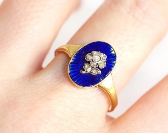 Flower enamel secret locket ring in 18k gold, blue enamelled guilloché, secret ring, opening ring, antique jewelry | Maison Mohs