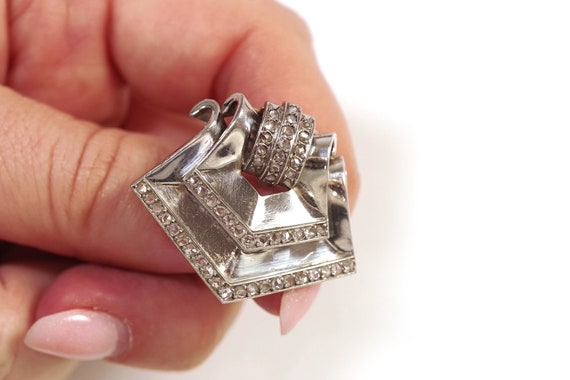 Diamond Art Deco clip brooch in platinum and 18k … - image 4
