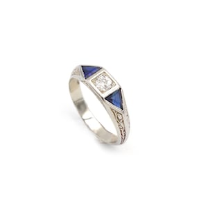 Edwardian ring for men in 18k white gold, sapphire and diamond, Early 20th century, 0.30 ct old-cut diamond, synthetic sapphire| Maison Mohs