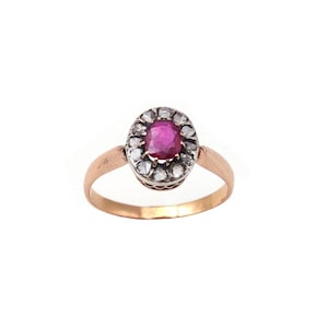 Anillo antiguo francés con forma de margarita, rubí natural y diamantes talla rosa, engastado en oro de 18 quilates y plata, finales del siglo XIX / Maison Mohs