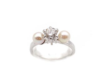 Diamond pearl trilogy ring in 18 karats white gold, vintage ring, wedding ring, cultured pearls, 0.5 ct diamond, brilliant cut | Maison Mohs
