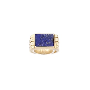 Anel de sinete de tanque retrô em ouro 18k, anel de lápis-lazúli, anel mindinho, anel de tanque, anel de tanque azul, joias do pós-guerra | Maison Mohs