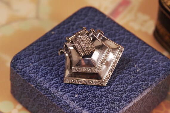 Diamond Art Deco clip brooch in platinum and 18k … - image 5