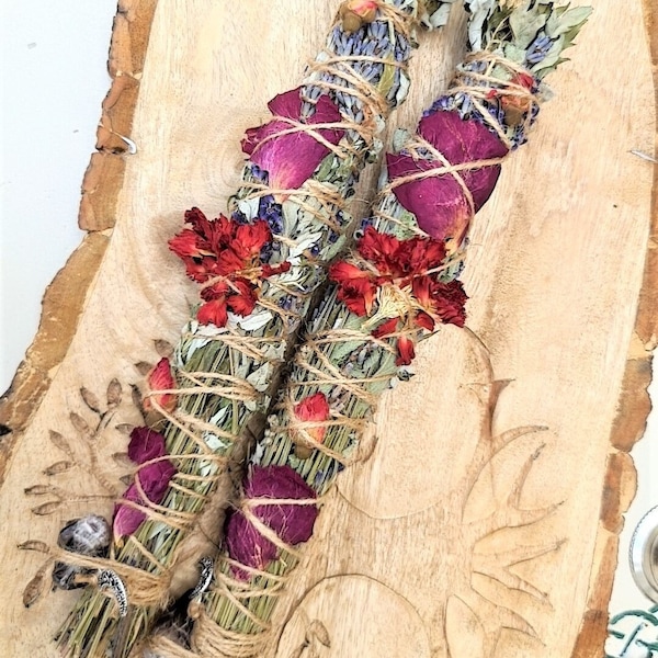 Mugwort Smudge stick with Yarrow, Lavender, Sage and Rosemary. Floral Smudge Wand with gemstones for smoke cleansing. Native British Herbs.