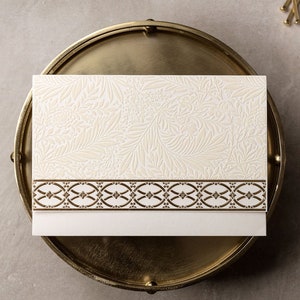 Crèmekleurige fluwelen huwelijksuitnodiging, elegante, luxe goedkope trouwkaart, bladpatronen met reliëf, verlovingsuitnodiging, huwelijksuitnodiging