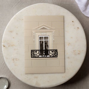Convite de casamento de noivos, casal romântico na janela, cartão de casamento decorado interessante e exclusivo, cartão de noivado, cartão de casamento