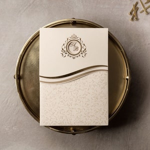 Klassische Einfache Hochzeitseinladung, Luxus, Elegant, Geprägter Cremefarbener Taschenumschlag, Goldfolie Letterpress Bedruckte Hochzeitskarte