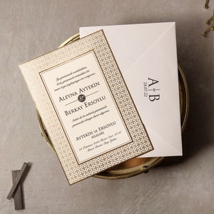 Eenvoudige klassieke trouwkaart, goud ingelijst, reliëfpatroon, crèmekleurige trouwkaart, eerste letters en datumgedrukte aangepaste envelop