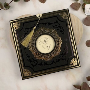 Invito di nozze classico nero, biglietto di nozze vintage con nappa dorata, quadrato, busta personalizzata con tasca incorniciata, biglietto di nozze stampato