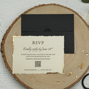 Cartões RSVP, Envelope fechado preto, Cartão RSVP com detalhes dourados e corte moderno, Cartão de aceitação de casamento, Cartão de resposta de casamento, Código QR