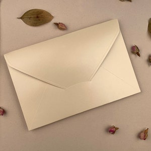 Buste per inviti da 5,51"x8,27" nei colori bianco sporco, nero, grigio, bordeaux e crema lucida (140 mmx210 mm) 210 g/m² di alta qualità