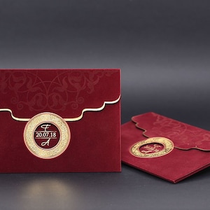 Invito di nozze in velluto bordeaux, stampa tipografica in lamina d'oro, elegante biglietto di nozze di lusso, busta tascabile con motivi in rilievo