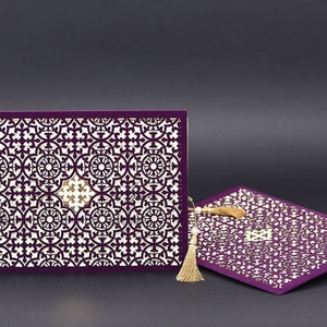 Invito a nozze in velluto viola, biglietto di nozze elegante stampato con stampa tipografica in lamina d'oro, nappa con perline, busta tascabile con taglio laser