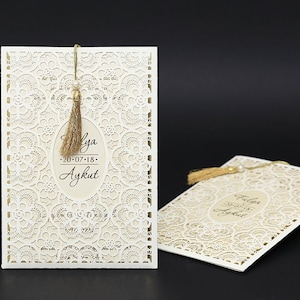 Faire-part de mariage blanc découpé au laser, carte de mariage élégante imprimée typographie feuille d'or, pampilles en perles, enveloppe de poche personnalisée découpée au laser