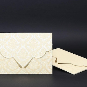 Beige en goudkleurige fluwelen huwelijksuitnodiging, groot, elegant, dik, duurste, luxe high-end goudfolie boekdruk gedrukte trouwkaart