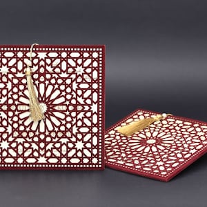 Invito di nozze in velluto bordeaux, elegante biglietto di nozze tagliato al laser stampato in lamina d'oro, nappa dorata, busta tascabile tagliata al laser