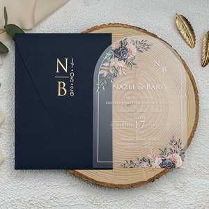 Invito di nozze in acrilico arcuato, iniziali in lamina d'oro stampate in rilievo, busta blu navy, biglietto di nozze ovale curvo con fiori di campo trasparenti