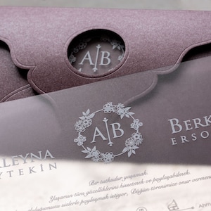 Acrylhuwelijksuitnodiging, aangepaste envelop pruimkleurige kleur