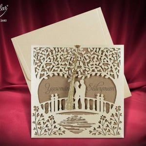 Rustieke huwelijksuitnodiging, bruid en bruidegom in de brug, hart boompatroon knippen, paar, Cricut lasergesneden romantische vintage trouwkaart