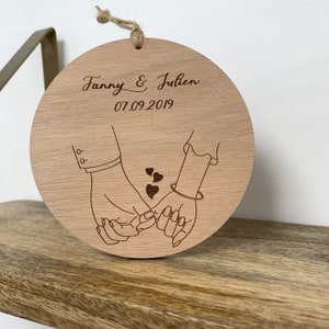 Rundes Schild „Liebe/Valentinstag“.