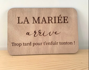 Pancarte la mariée arrive bois - mariage