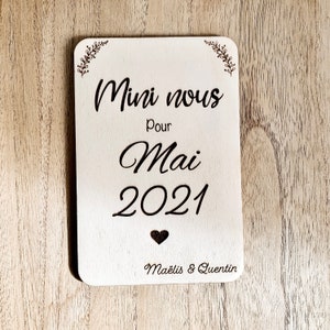 Wooden card “mini us” announcing pregnancy