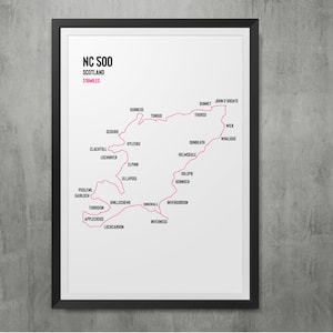 Può includere: Una mappa in bianco e nero della Scozia con una linea rosa che traccia il percorso della NC 500, un itinerario panoramico di 830 chilometri. La mappa include i nomi delle città e dei paesi lungo il percorso.