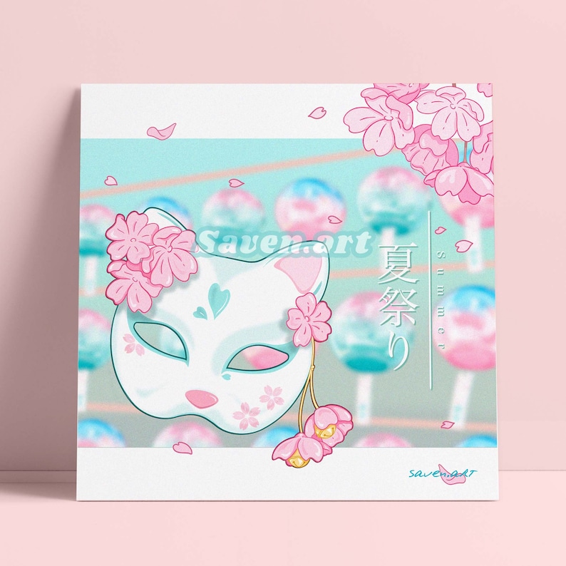 K&ouml;nnte beinhalten: Eine wei&szlig;e Katzenmaske mit rosa Kirschbl&uuml;ten und einem blauen und wei&szlig;en Hintergrund. Der Text "Sommer" ist in japanischen Schriftzeichen geschrieben.