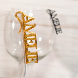 Glasmarkierer mit Namen in Versalien Schrift für alle Glasarten (Weingläser, Wassergläser, Whisky- Gläser, ...)