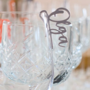 Personalisierte Glas-Markierer für alle Glasarten Weingläser, Wassergläser, Whisky Gläser, etc auch als Namensschilder nutzbar Silber