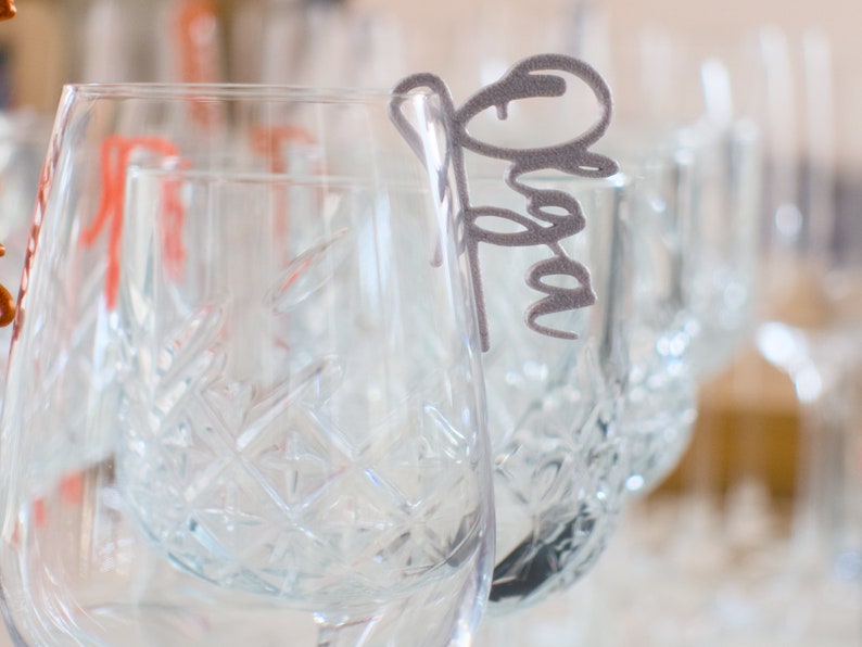 Personalisierte Glas-Markierer für alle Glasarten Weingläser, Wassergläser, Whisky Gläser, etc auch als Namensschilder nutzbar Silber