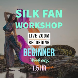 Puede incluir: Una mujer con un atuendo colorido sostiene un abanico de seda y posa en una playa rocosa. El texto de la imagen dice "Silk Fan Workshop", "Live Zoom Recording", "Beginner (Noob city)", y "1.5 HR".