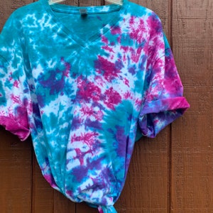 T-shirt tie-dye // T-shirt tie-dye con tonalità gioiello // Tie-dye a maniche corte // Tie-dye a maniche lunghe // Tie-dye con colori gioiello // Tie-dye con scollo a V