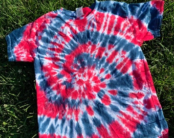 Camiseta Patriótica Swirl Tie Dye // Camiseta Adulto Unissex // Vermelha, Branca e Azul
