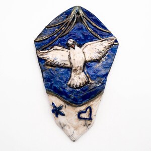 Acquasantiera grande Raku con colomba Spirito Santo, arte sacra moderna, ceramica artistica fatta a mano, decorazione parete religiosa