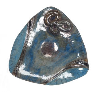 Ciotola Triangolare in Ceramica Raku – Decorazione Unica, Arte Contemporanea, Oggetto da Collezione