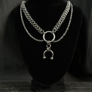 Chainmail horse shoe chain
