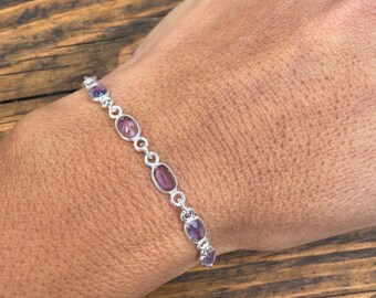 Pulsera delicada de plata de ley con amatista facetada: joyería minimalista con piedras preciosas, piedra de nacimiento de febrero.
