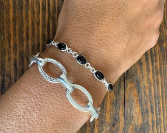 Pulsera delicada de plata de ley con ónix negro: joyería minimalista.