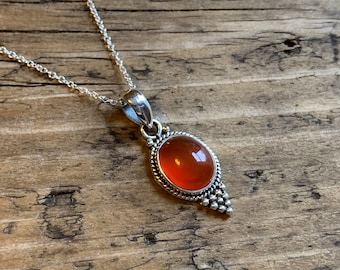 Collar de cornalina en plata de ley: diseño bohemio con la piedra natal de agosto
