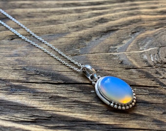 Collar de plata de ley con opalita: elegante colgante ovalado