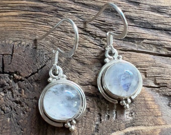 Pendientes colgantes de piedra lunar arcoíris: pendientes circulares minimalistas, regalo de piedra natal de junio