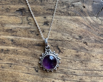 Halskette aus Sterlingsilber mit sonnenförmigem Amethyst: Zarter Boho-Schmuck, Geburtsstein für Februar