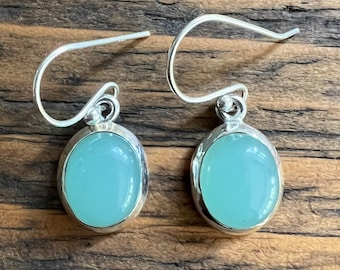 スターリングシルバーのアクアカルセドニーイヤリング：繊細なグリーン