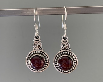 Pendientes ovalados de granate y plata de ley: Joyería con la piedra natal de enero.