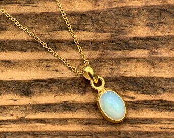 Collar de ópalo chapado en oro: joyería minimalista de plata de ley.